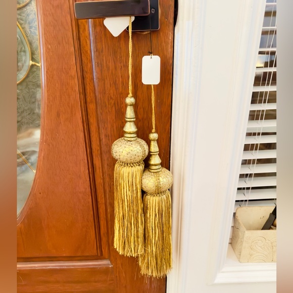 NEIMAN MARCUS Large & Lavish Embroidered Gold Curtain Drapery Tassel Tieback 21” - Picture 2 of 16